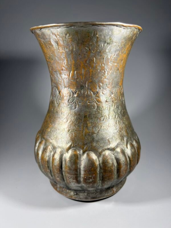 Vaza varinė, kaltinė, antikvarinė. Kaina 38