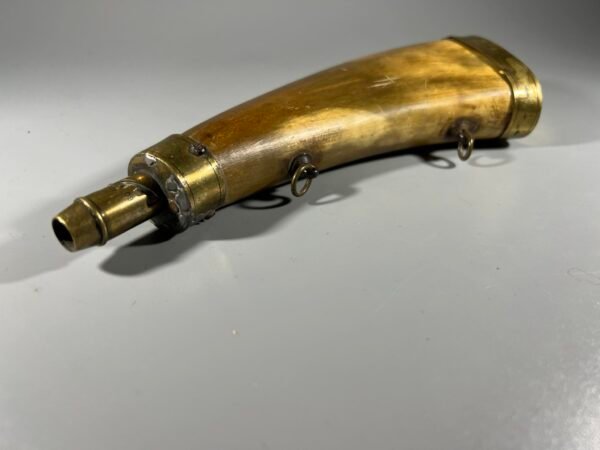 Parakinė antikvarinė, rankų darbo, pagaminta iš rago, graduota. Kaina 138