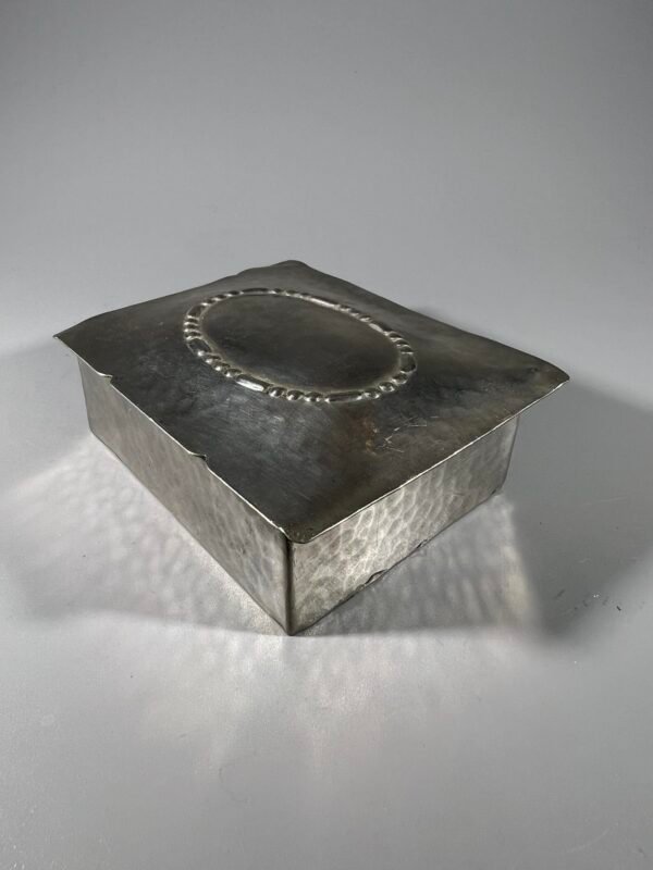 Dėžutė alavinė mediniu vidumi. Kaina 13