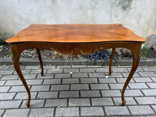 Stalas, kavos nedidelis staliukas, tvirtas. Kaina 88