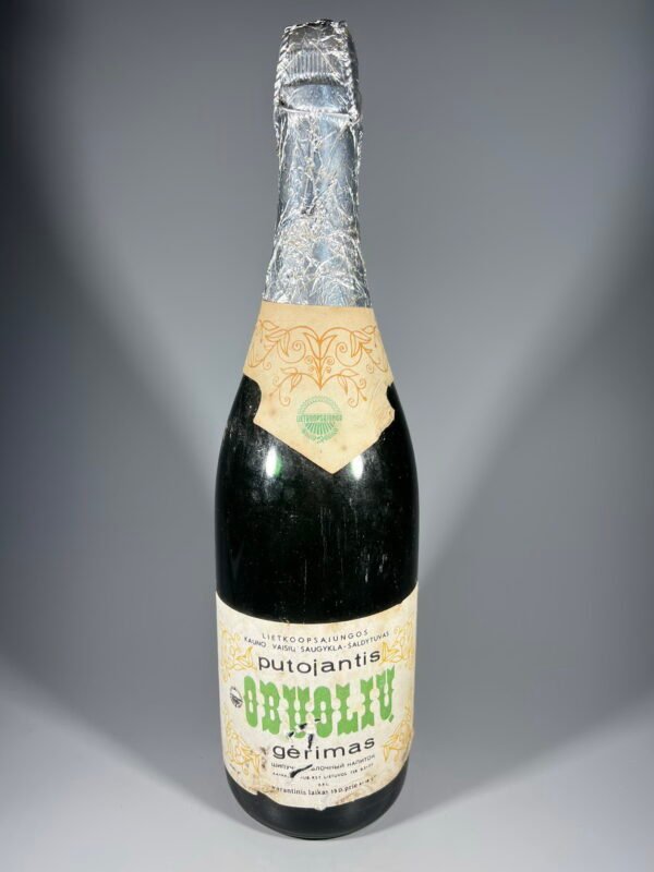 Butelis Putojantis obuolių gėrimas, ŠIPŪŠKĖ, sovietinis, tarybinių laikų. Stiprumas 8 laipsn. Lietkopsąjungos Kauno vaisių saugykla-šaldytuvas. 0,8 l. Nenaudota. Kaina 48