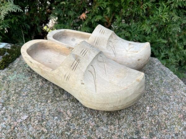 Klumpės medinės, antikvarinės, tinkamos naudoti. Ilgis 30 cm. 38 dydis. Kaina 48