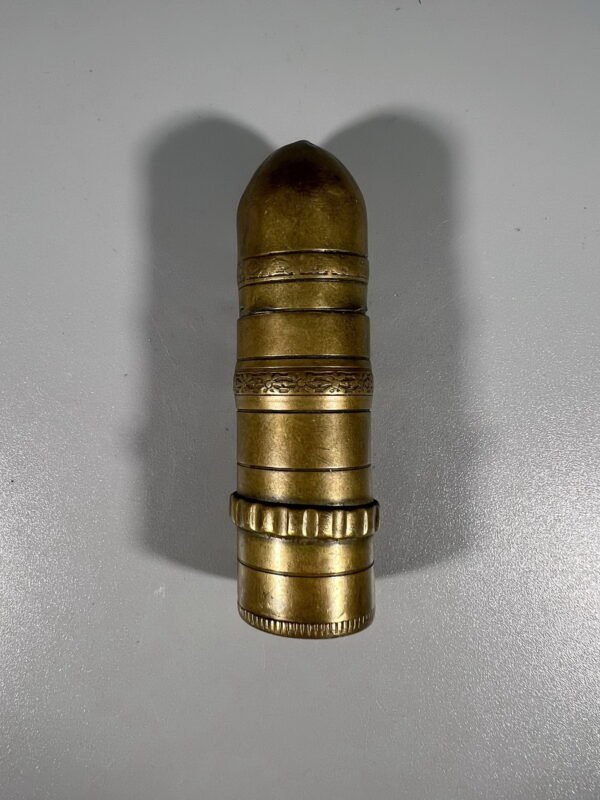 Žiebtuvėlis antikvarinis, tarpukario laikų, vokiškas, cilindro formos, Trench art, tranšėjų meno stiliaus, puoštas ornamentika. Neveikia. 1923 m. Kaina 22