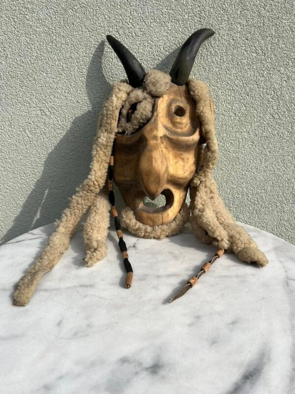 Užgavėnių kaukė medinė, lietuviška, antikvarinė. Kaina 187