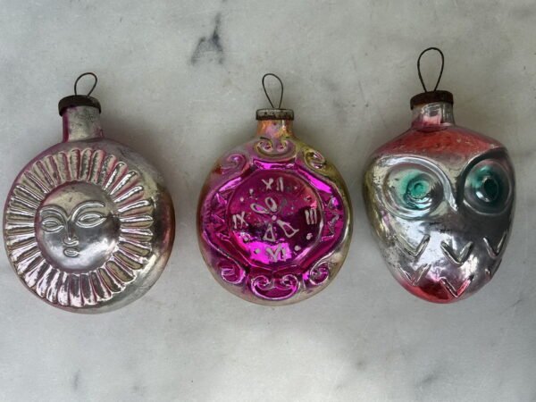 Eglutės žaisliukai tarybiniai, storo stiklo, sovietinių laikų. Laikrodis, saulė, pelėda. Kaina po 8