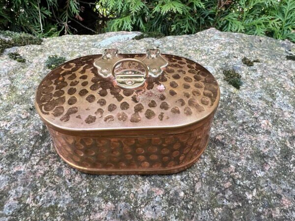 Skrynelė, dėžutė varinė, antikvarinio stiliaus. Kaina 17