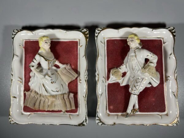 Paveikslėliai porcelianiniai, reljefiniai, antikvariniai Rokoko stiliaus. Pakabinami, pastatomi. 2 vnt. Kaina po 33