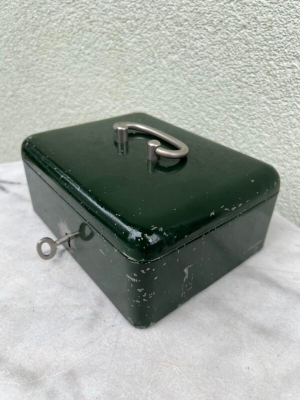 Dėžutė, nešiojamas kasos seifas pinigams, storasienis, rakinamas, vintažinis. GEKA. Kaina 43