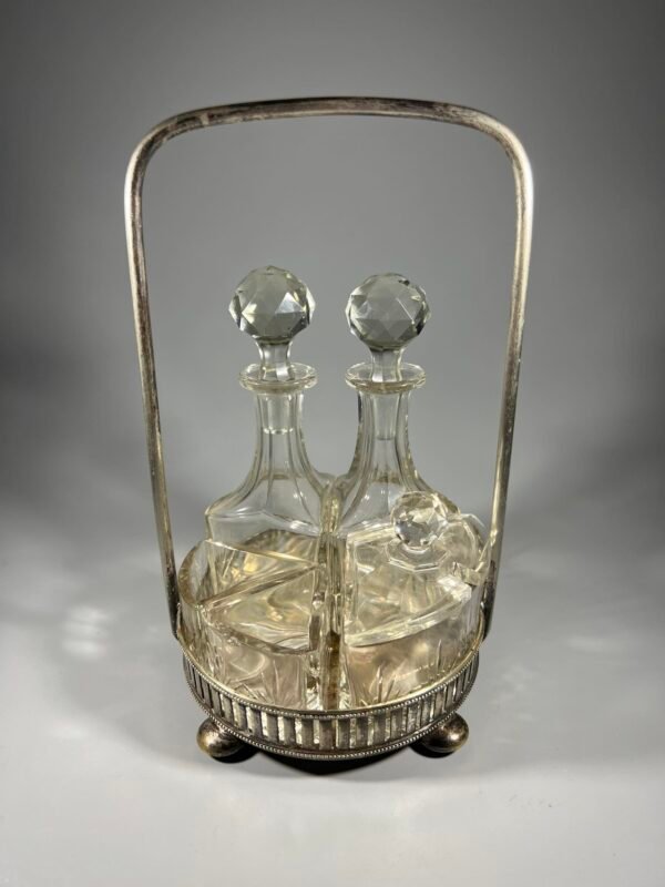 Padėklas su krištolinėmis prieskoninėmis, antikvarinis, sidabruotas. Kaina 73