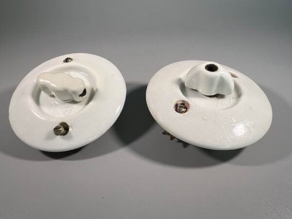 Jungikliai, jungiklis keraminiai, antikvariniai. 2 vnt.  Kaina 26 ir 28