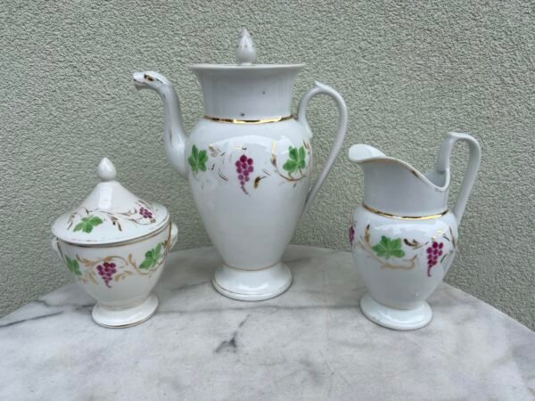 Porcelianinis antikvarinis trio ALPICO France: arbatinukas, kavinukas, cukrinė, indelis pienui,  grietinėlei. Kaina 107 už viską