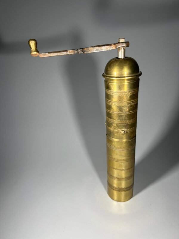 Kavamalė, pipirmalė rytietiška, puošta ornamentais, žalvarinis malūnėlis. Veikianti. Aukštis 25 cm. Kaina 43