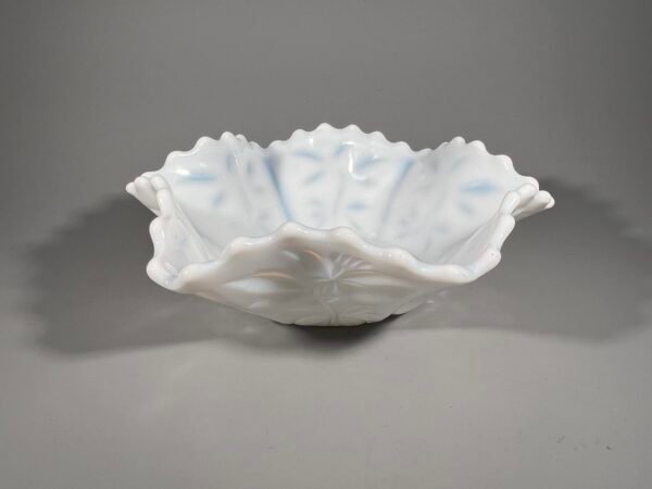 Vaza, sausaininė, saldaininė pieno stiklo, antikvarinė. Kaina 28