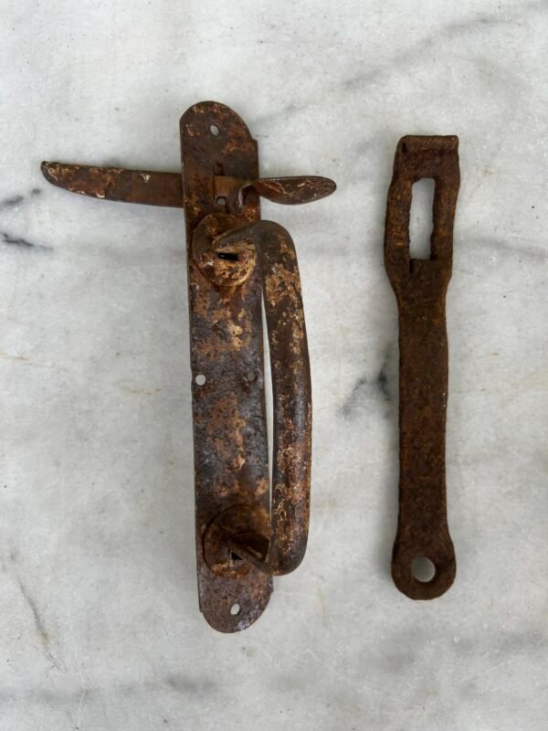 Durų rankena, sklastis, klemka su užkabinimu, kaltinė, senoviška, autentiška, kaimiška rankena, antikvarinė. Kaina 27