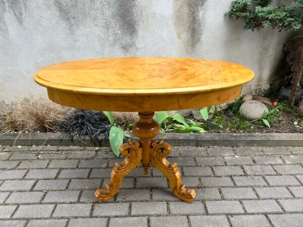 Stalas ovalus, antikvarinis, nedidelis valgomojo, dengtas beržo lukštu. Tvirtas ir stabilus. Kaina 168