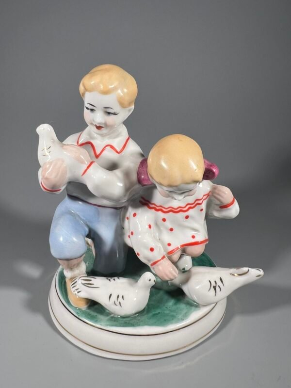 Statulėlė Vaikai ir balandžiai porcelianinė, tarybinių laikų. Fabrikas Polonne ZHK. Полонский завод художественной керамики (Полонне ЗХК). 1960-70 m. Kaina 88