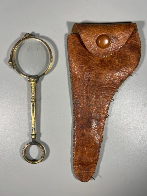 Lornetas antikvarinis, išskleidžiamas, odiniu dėklu, prancūziškas. Kaina 137