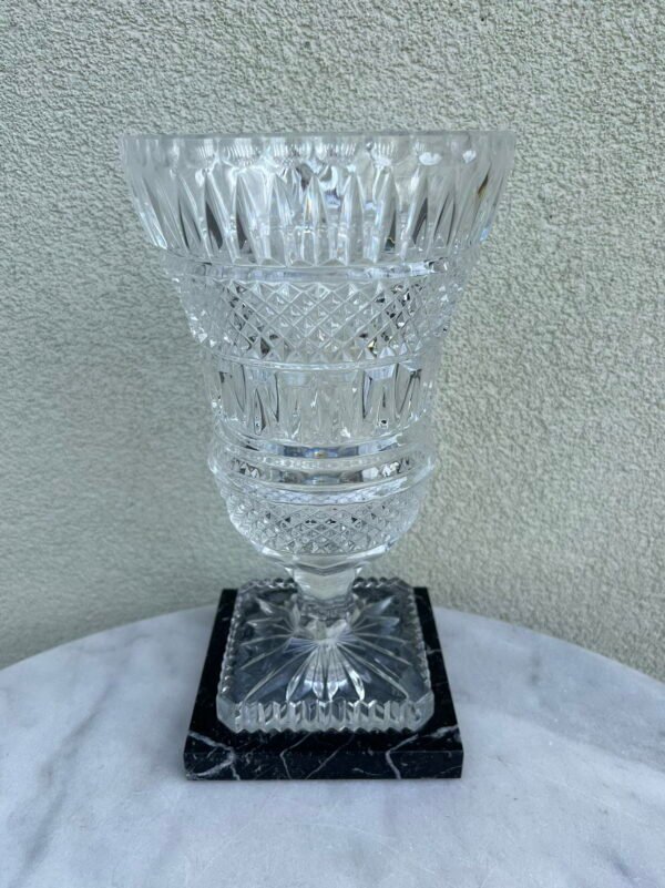 Vaza krištolinė, marmuriniu pagrindu, antikvarinė, sunki ir stabili. Svoris 3,8 kg.  Kaina 168