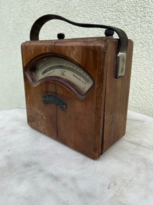 Prietaisas Galvanometras, antikvarinis, vokiškas, tarpukario laikų, mediniu korpusu. Netikrintas. Kaina 38