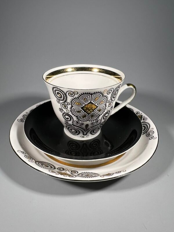 Puodeliai kaulinio porceliano su dviem lėkštutėmis Rygos porceliano fabriko, RPR, espresso, tarybinių laikų. Talpa 100 ml. 7 vnt. Kaina po 13