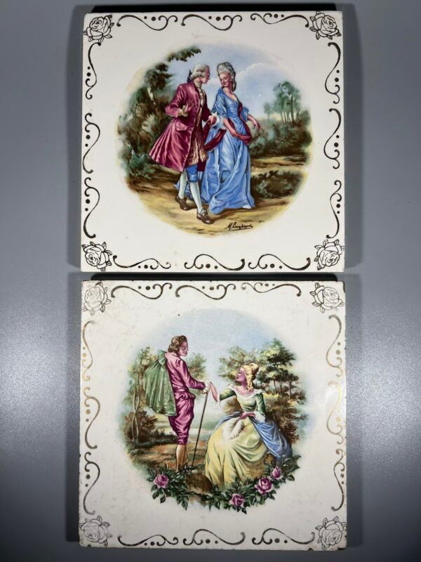 Plytelės porcelianinės vintažinės su Rokoko stiliaus paveikslėliais. Dydis: 15 x 15 cm. 2 vnt. Kaina po 13