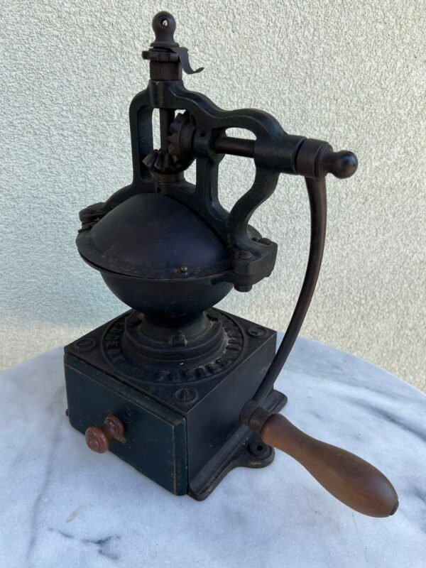 Kavamalė PEUGEOT stambi antikvarinė ketaus, špižinė, prancūziška. Svoris 5,5 kg. Kaina 173