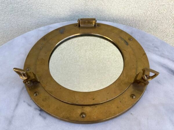 Laivo bronzinis iliuminatorius - veidrodis atidaromas. Svoris 2 kg. Kaina 88