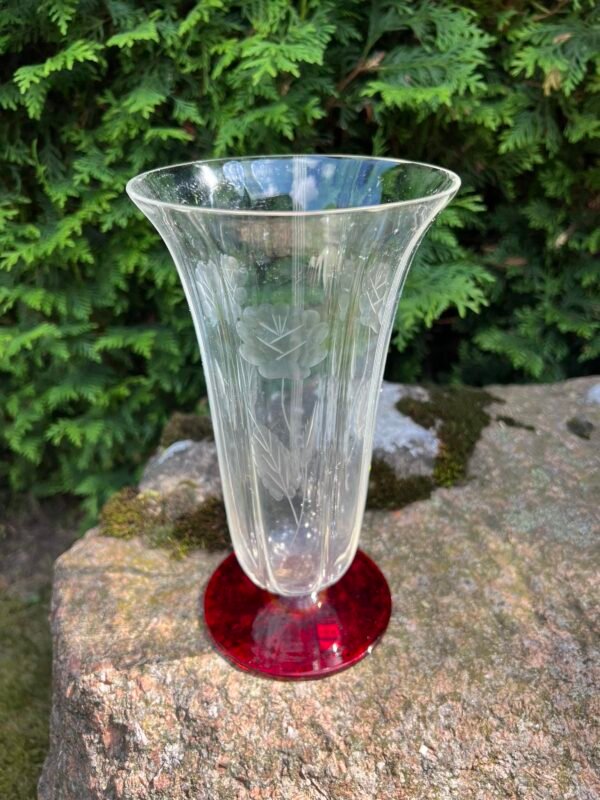 Vaza antikvarinė, Art Deco stiliaus, krištolinė raižytomis gėlėmis. Kaina 43