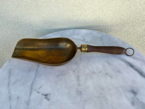 Samtelis antikvarinio stiliaus, žalvarinis, tvirtas, medine rankena. Kaina 52