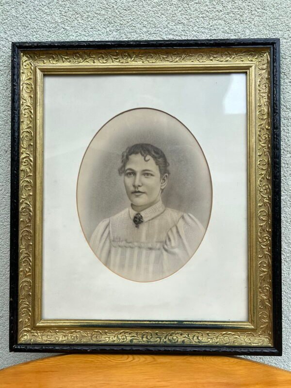 Rėmas antikvarinis, medinis su moters portretu. Kaina 43