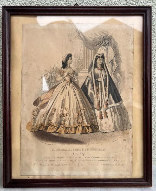 Paveikslėlis antikvarinis Mada. Medinis rėmelis, stiklas. Prancūzija. Kaina 32