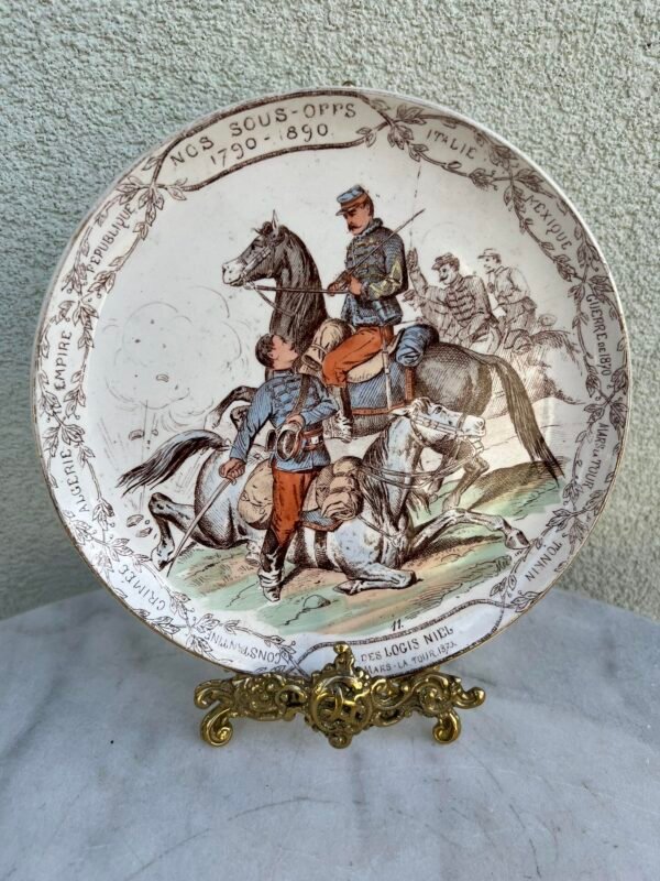 Lėkštė antikvarinė, kolekcinė, prancūziška, majolikos, karine tematika "Terre de Fer" signed Creil Montereau Our NCOs (Nos Sous-Officiers 1790-1890). Gamintojas C.M. Creil Montereau. Prancūzija. Nr. 11. Kaina 43