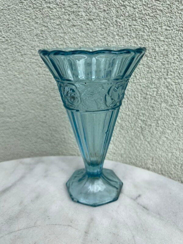 Vaza puošta reljefinėmis rožėmis, melsvos spalvos stiklo, antikvarinė. Belgija. Kaina 38