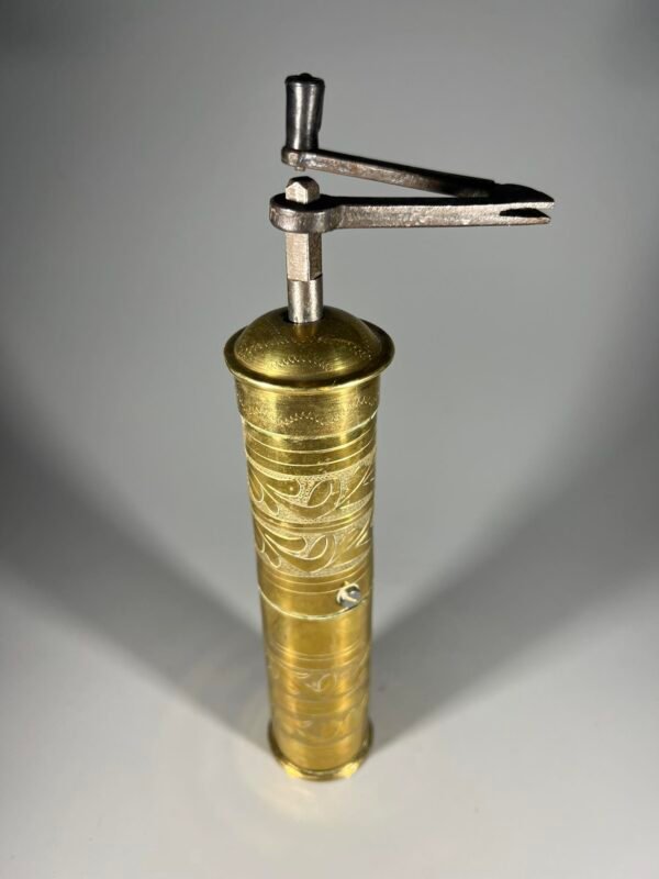 Kavamalė, pipirmalė rytietiška, puošta ornamentais, žalvarinis malūnėlis. Veikianti. Kaina 48