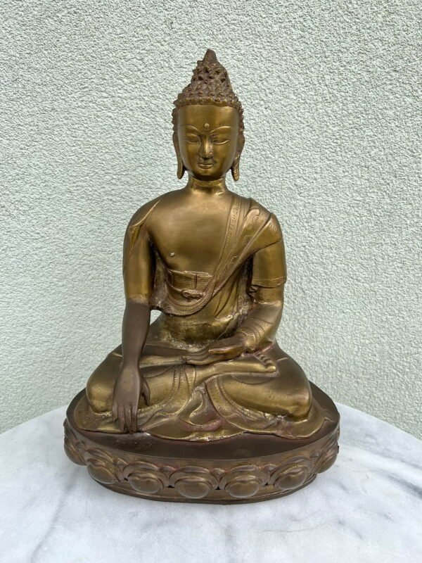 Statulėlė, statula Sėdintis buda, bronzinė, sunki. Svoris 5,1 kg. Aukštis 41 cm. Kaina 228