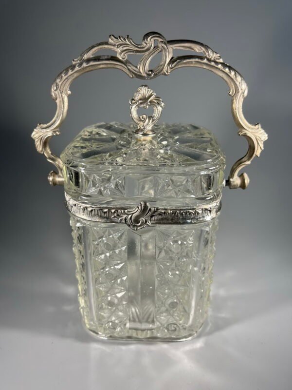 Indas sausainiams antikvarinis, sunkus, presuoto stiklo, prancūziškas. Svoris 1,7 kg. Kaina 88