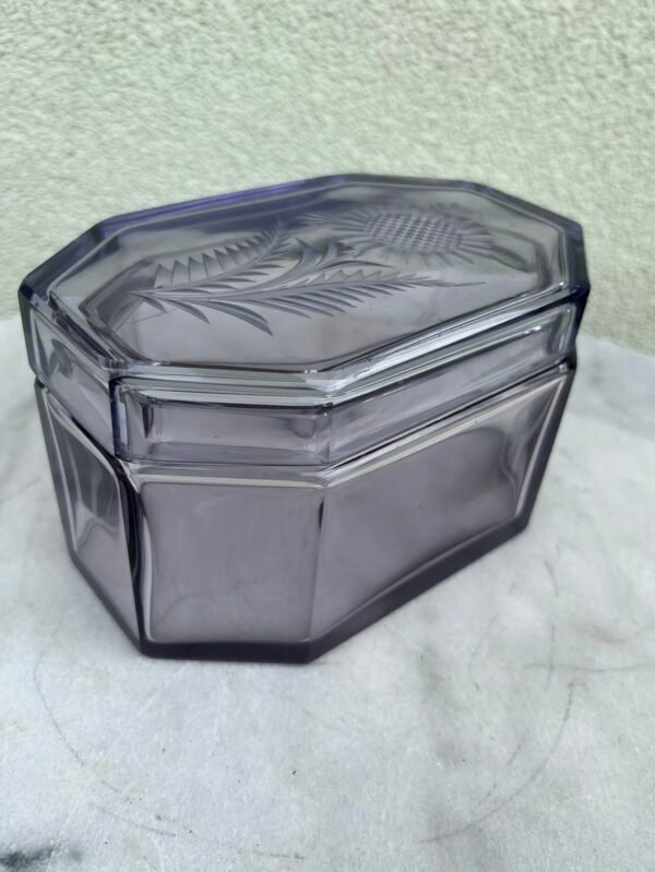 Dėžutė stiklinė Art Deco stiliaus, antikvarinė, prancūziška, puošta raižyta gėle. Kaina 63