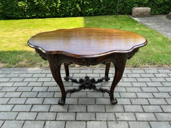 Stalas ovalus, valgomojo. antikvarinis, drožinėtom kojom, tvirtas. Kaina 318