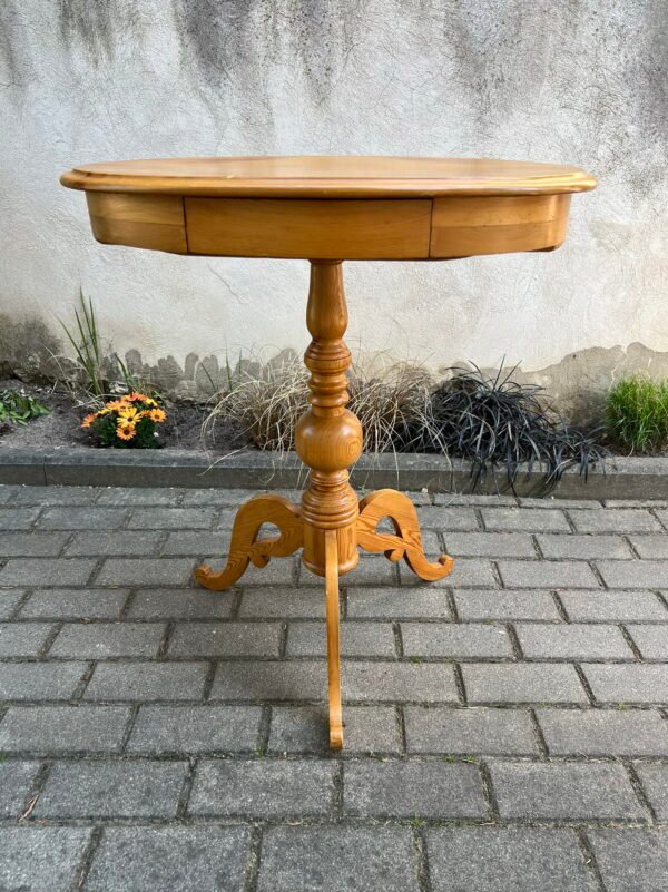 Staliukas, stalas medinis, nedidelis, medžio masyvo su stalčiumi. Tvirtas ir stabilus. Kaina 88