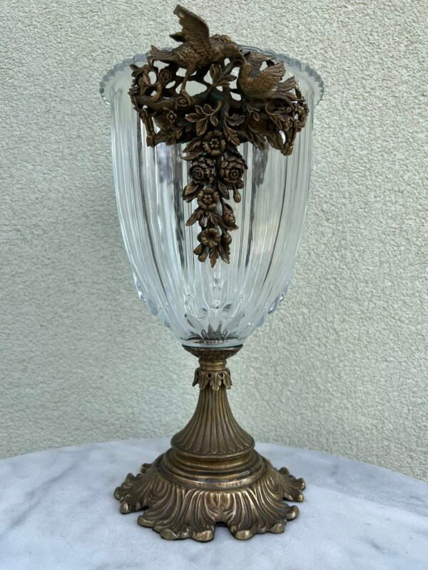 Vaza puošta bronziniais paukščiais, bronziniu pagrindu, antikvarinio stiliaus, sunki ir stabili. Svoris 3,8 kg. Kaina 208