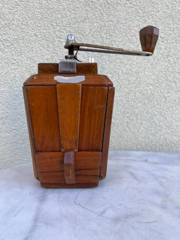 Kavamalė medinė, antikvarinė, Art Deco stiliaus, neįprastos formos, prancūziška. Kaina 73