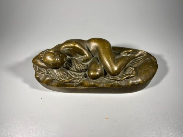 Statulėlė bronzinė, antikvarinė, prancūziška Gulinti moteris. Svoris 900 g. Kaina 87