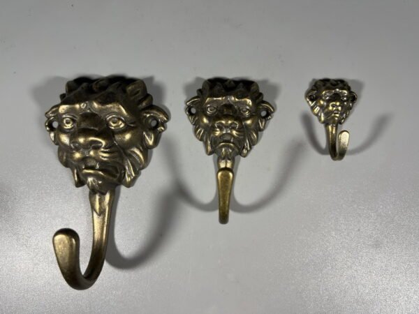 Kabyklos Liūtai žalvariniai, prancūziški. Liko 2 vnt. PARDUOTAS didžiausias. Kaina 8 ir 13