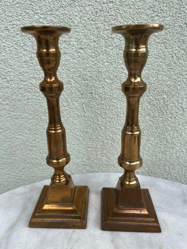 Žvakidė antikvarinė, žalvarinė. Svoris 550 g. 2 vnt. Kaina 86 už abi.