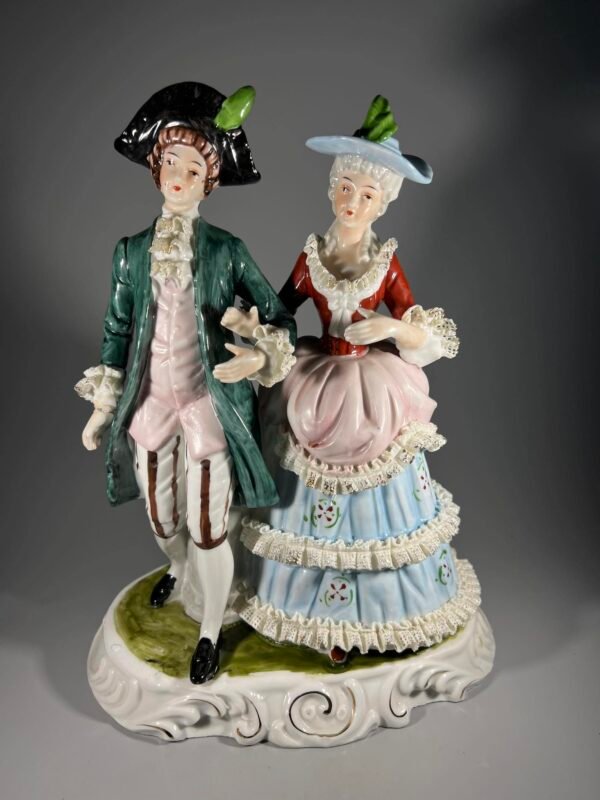 Statulėlė Pora, porcelianinė, didelė, Rokoko stiliaus. Aukštis 31 cm. Kaina 78