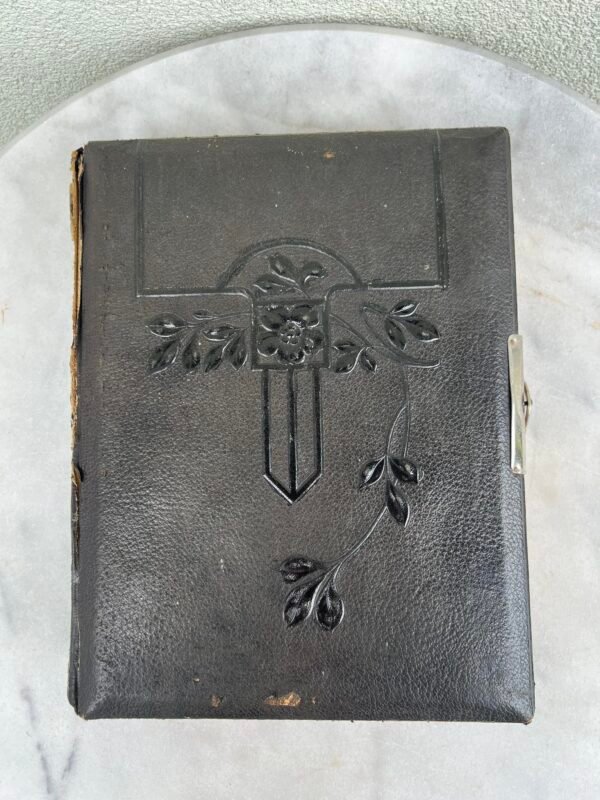 Albumas su kartonažinėmis nuotraukomis, 70 vnt., antikvariniai. Prancūzija. Kaina 158 už viską.