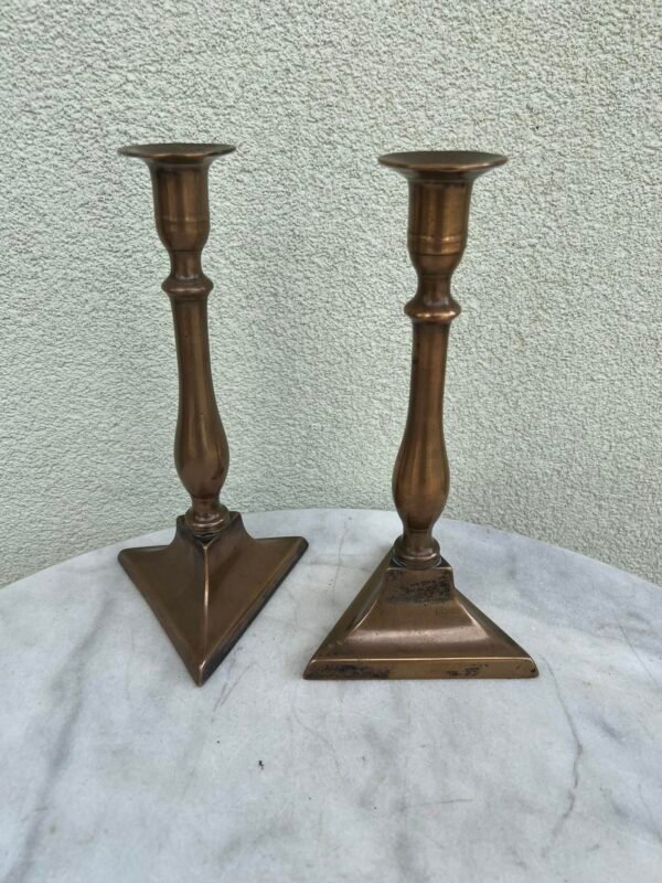 Žvakidė antikvarinė, žalvarinė. Svoris 650 g. 2 vnt. Kaina 97 už abi.