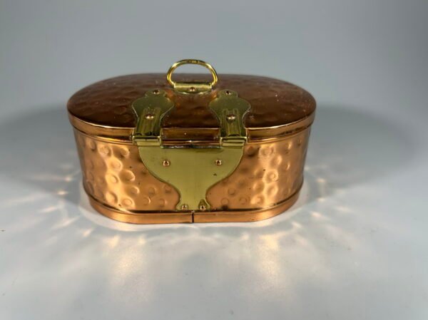 Dėžutė metalinė, vintažinė. Kaina 22