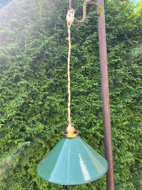 Lempa, šviestuvas emaliuotu skardiniu gaubtu, antikvarinis. Kaina 108