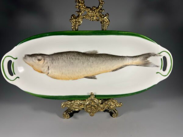 Lėkstė gili puošta žuvimi porcelianinė, antikvarinė. Beyer & Bock B, 1905-1931 m. Kaina 33